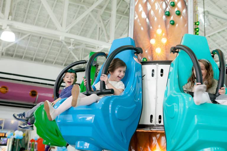 menina brincando com amigas no elevador giratório em sua festa de 5 anos no Buffet Mago Ra Tim Boom na Saúde, Zona Sul, São Paulo