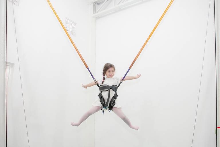 menina brincando no pula pula em sua festa de 5 anos no Buffet Mago Ra Tim Boom na Saúde, Zona Sul, São Paulo