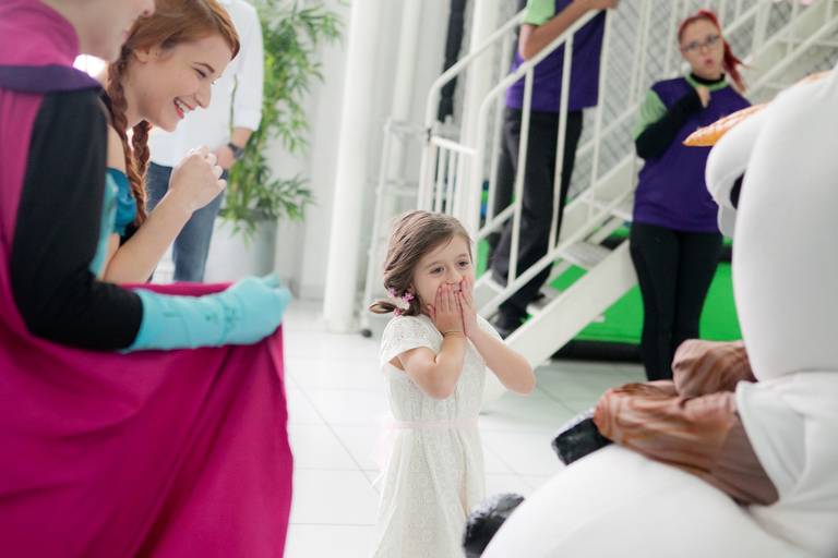 menina encantada com personagens vivos do Frozen em sua festa de 5 anos no Buffet Mago Ra Tim Boom na Saúde, Zona Sul, São Paulo