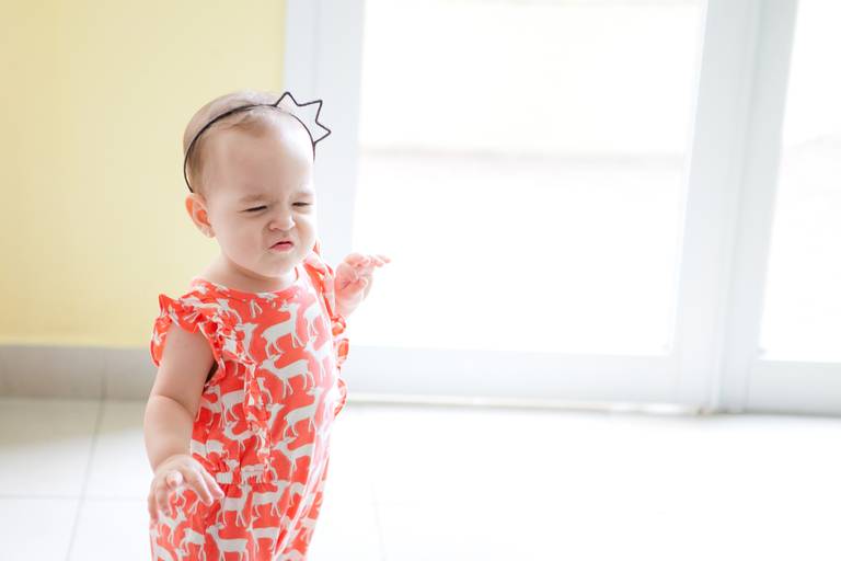 criança brincando em aniversário infantil de 1 ano em casa, festa de menina no condomínio Parque Barueri, Barueri, São Paulo.