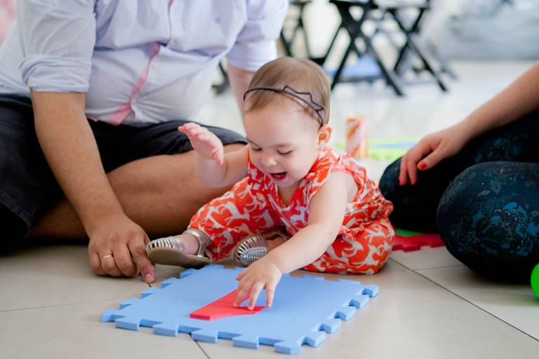 criança brincando com os pais em aniversário infantil de 1 ano em casa, festa de menina no condomínio Parque Barueri, Barueri, São Paulo.