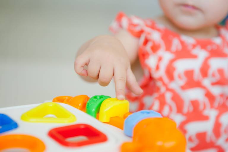 detalhe da mão de criança brincando em aniversário infantil de 1 ano em casa, festa de menina no condomínio Parque Barueri, Barueri, São Paulo.