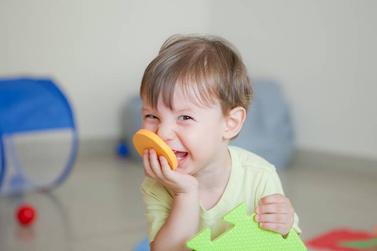 criança brincando em aniversário infantil de 1 ano em casa, festa de menina no condomínio Parque Barueri, Barueri, São Paulo.