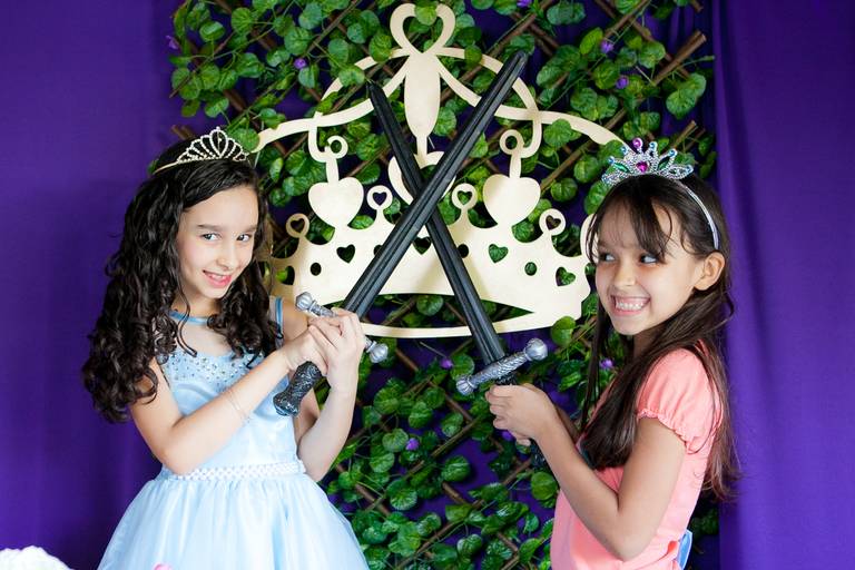 irmãs fazendo pose em festa de 8 anos com tema realeza em sua casa, no Condominio Nova Higienópolis, Jandira, São Paulo 