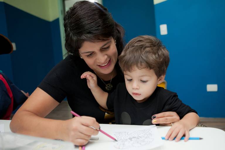 menino brincando com a mãe de pintar em sua aniversário de 2 anos no buffet Verde Quintal, Granja Vianna, Cotia, São Paulo.