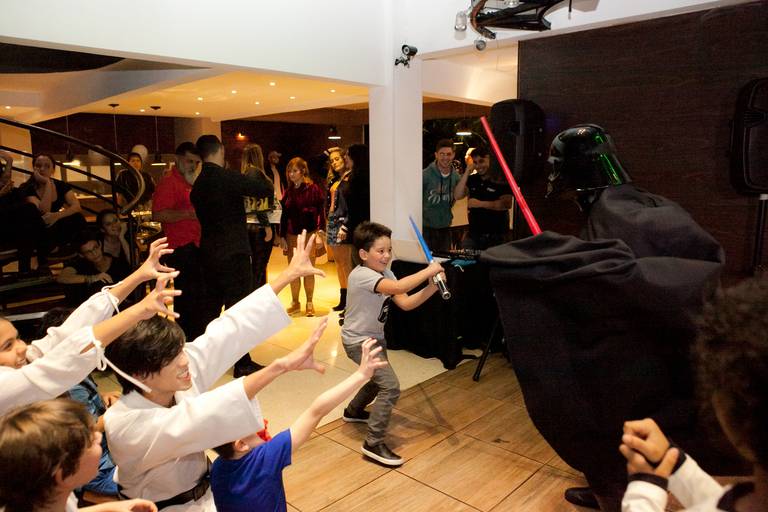 menino brincando com personagem vivo do  StarWars no seu aniversário de 7 anos no Buffet Planeta Kids, Alto da Lapa, Zona Oeste, São Paulo. 