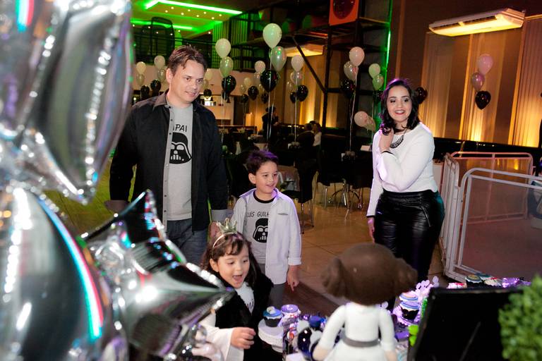 família encantada com a decoração do StarWars para festa de 7 anos de menino realizada no Buffet Planeta Kids, Unidade Alto da Lapa, Zona Oeste, São Paulo