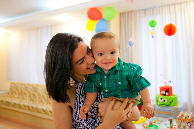 menina brincando com a mãe em sua festa de 1 ano em sua casa, Cerqueira César, Bela Vista, Centro, São Paulo