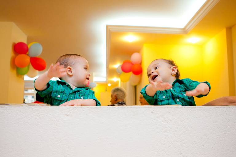 irmãos gemeos brincando em sua festa de 1 ano em sua casa, Cerqueira César, Bela Vista, Centro, São Paulo