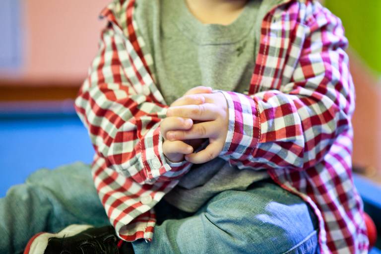 detalhe de mão de menino sentado em seu aniversário de 1 ano no Buffet Arvore dos Sonhos, Campo Belo, Zona Sul, São Paulo
