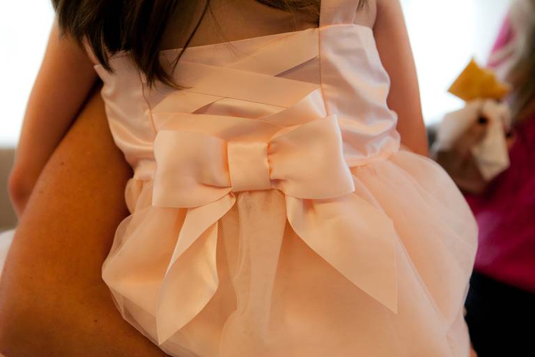 detalhe de vestido com laço para  aniversário infantil de 4 anos em casa, festa de menina no condomínio em Alphaville, Santana de Parnaíba, São Paulo