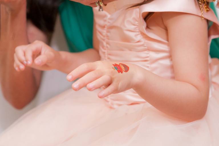 detalhe da tatuagem na mão em aniversário infantil de 4 anos em casa, festa de menina no condomínio em Alphaville, Santana de Parnaíba, São Paulo