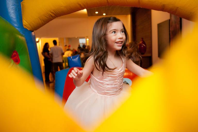 criança brincando em aniversário infantil de 4 anos em casa, festa de menina no condomínio em Alphaville, Santana de Parnaíba, São Paulo