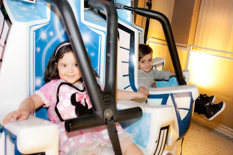 menina brincando com primo em seu aniversário de 3 anos no Buffet Planeta Kids, Unidade Alto da Lapa, Zona Oeste, São Paulo