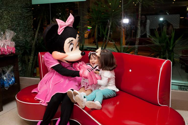 crianças com personagem vivo da Minnie da Manto Produções em seu aniversário de 3 anos no Buffet Planeta Kids, Unidade Alto da Lapa, Zona Oeste, São Paulo 