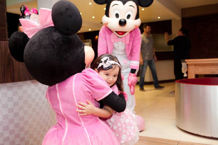 menina abrançando a personagem vivo da Minnie da Manto Produções em seu aniversário de 3 anos no Buffet Planeta Kids, Unidade Alto da Lapa, Zona Oeste, São Paulo 