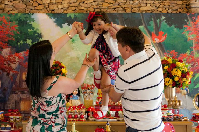 menina brincando com os pais em seu aniversário de 4 anos, tema branca de neve, festa realizada no condominio em alphaville, barueri