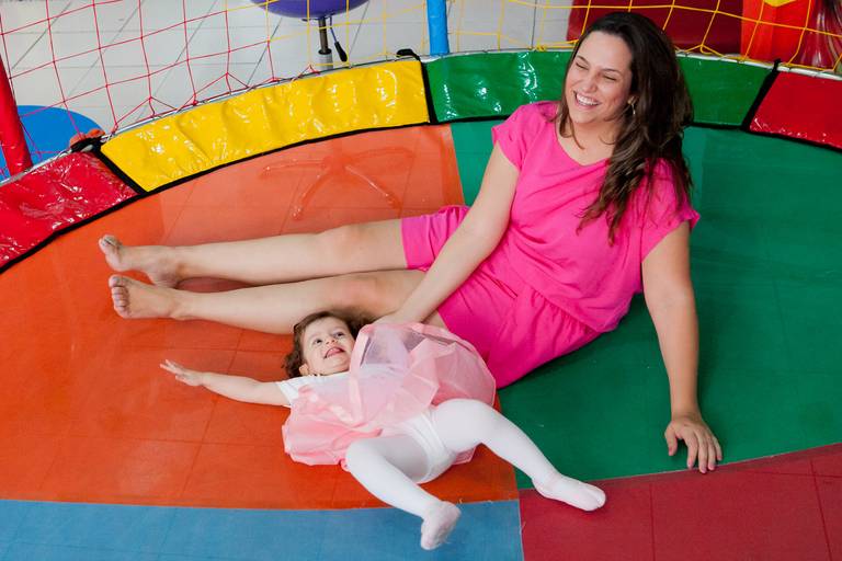 menina brincando no pula pula com a mãe no seu aniversário de 2 anos, festa no Buffet Mega Fun, Moema, Zona Sul, São Paulo
