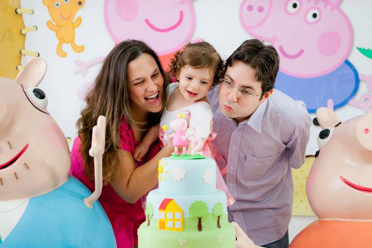 menina com pais apagando vela no seu aniversário de 2 anos, festa no Buffet Mega Fun, Moema, Zona Sul, São Paulo