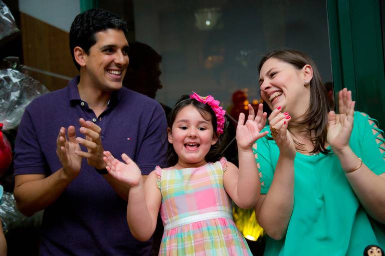 menina cantando parabéns com os pais em sua festa de 4 anos em sua residência em Moema, Zona Sul, São Paulo.