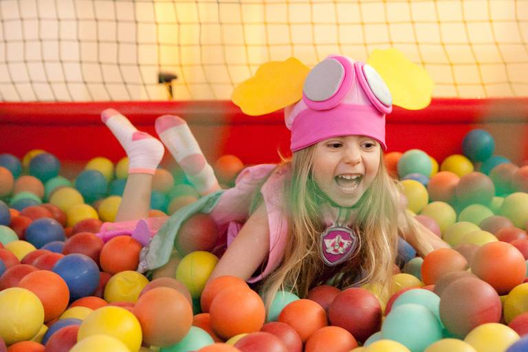 menina brincando na piscina de bolinha em seu 3 aniversário, festa realizada em sua residencia no Brooklyn, zona sul, são paulo