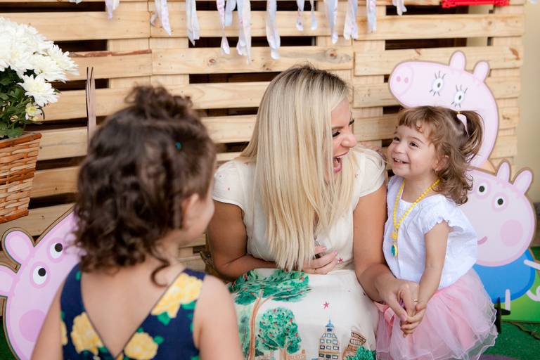 menina rindo e brincando com a mãe e amiga em sua festa de 2 anos em sua residencia, residencial 2, Alphaville, Barueri, São Paulo