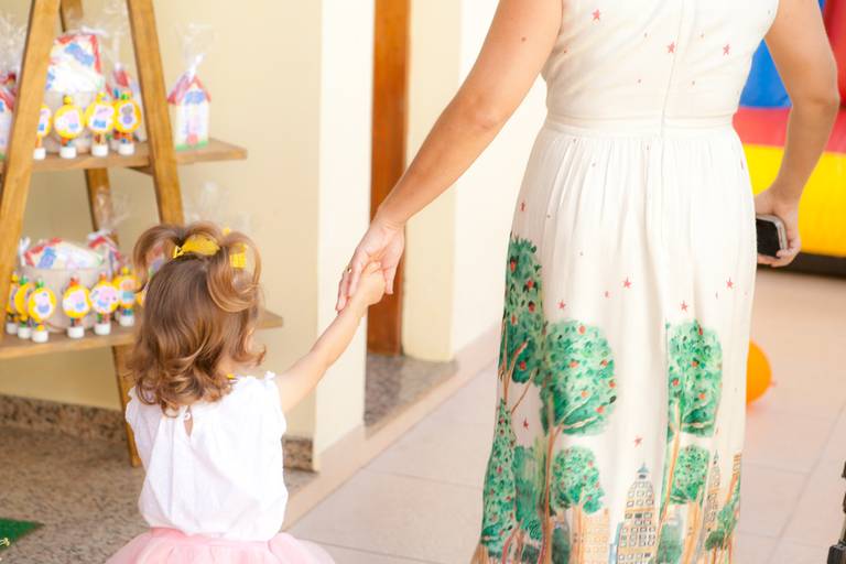 menina andando de mãos dadas com a mãe em sua festa de 2 anos em sua residencia, residencial 2, Alphaville, Barueri, São Paulo