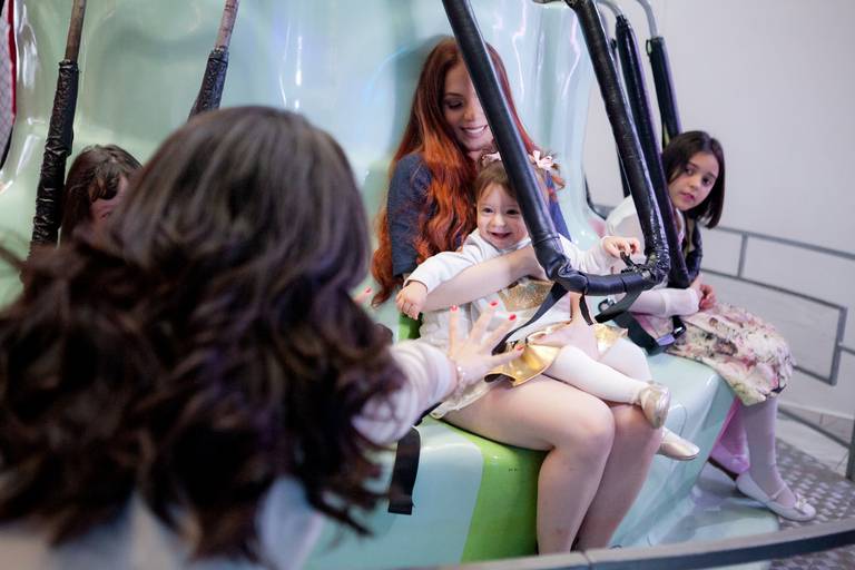 menina brincando com a tia e a mãe no elevador em sua festa de 1 aninho no Buffet Amazing, Alphaville, Barueri, São Paulo