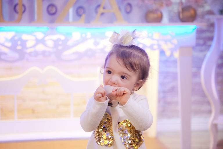 menina comendo maça do amor em sua festa de 1 aninho no Buffet Amazing, Alphaville, Barueri, São Paulo