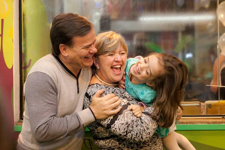 menina brincando com os tios no seu aniversário de 3 anos, festa realizada no buffet viva vida, unidade fazendinha, butantã, zona oeste, são paulo