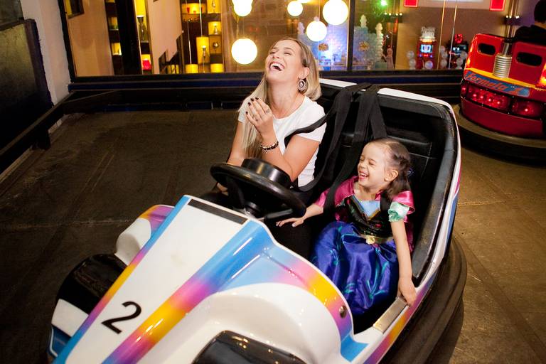 menina vestida da Anna Frozen brincando no carrinho de bate-bate com irmã em sua festa de 3 anos realizada no Buffet Planeta Kids, Alphaville, Barueri, São Paulo