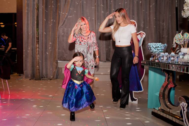 menina vestida da Anna Frozen dançando com as irmãs em sua festa de 3 anos realizada no Buffet Planeta Kids, Alphaville, Barueri, São Paulo