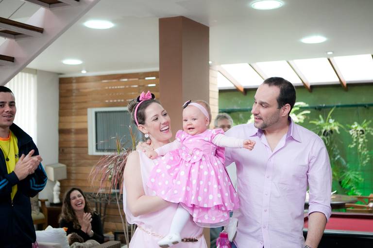 menina sorrindo entrando com seus pais em seu aniversário de 1 ano, festa realizada no buffet viva vida unidade granja vianna, cotia, são paulo