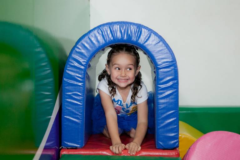 menina brincando em seu aniversário de 4 anos, festa realizada no buffet Espaço Araucárias, Granja Vianna, Cotia, São Paulo
