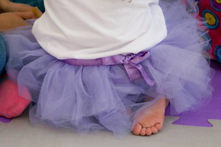 detalhe pé de menina com saia de roxa em seu aniversário de tema princesinha sofia, realizada em sua casa na granja vianna, cotia, sao paulo