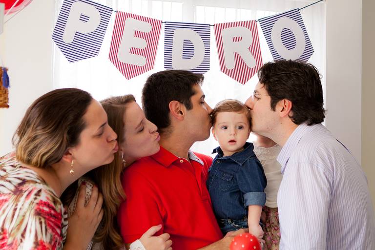 pais e padrinhos beijando menino aniversariante, festa de aniversario festa em casa, Pompéia, Perdizes, Zona Oeste, São Paulo 