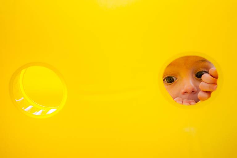 menino olhando no buraco do brinquedo em seu aniversário de 1 ano,  festa de aniversario festa em casa, Pompéia, Perdizes, Zona Oeste, São Paulo 