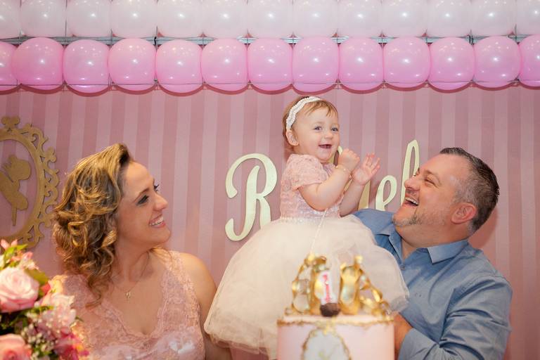 menina sorrindo e batendo palmas durante o parabéns em sua festa de 1 aninho no Buffet Amazing, Alphaville, Barueri, São Paulo