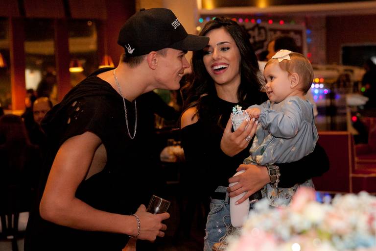 menina brincando com o tio e a madrinha em seu aniversário de 1 ano no Buffet Planeta Kids, Unidade Pompéia, Zona Oeste, São Paulo.