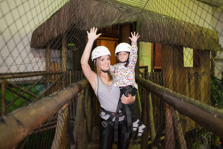 menino se preparando para a tirolesa com a mãe em seu aniversário de 3 anos no Buffet Planeta Kids,  Casa da Arvore, Santana, Zona Norte, São Paulo