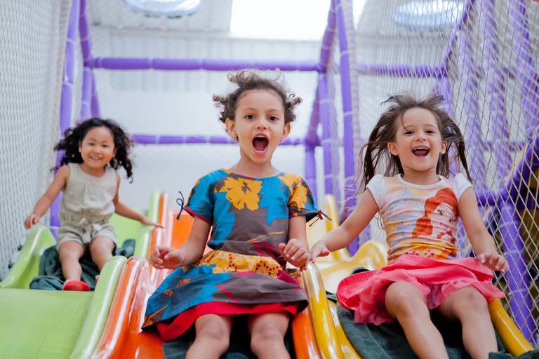 menina brincando no escorregador com amigas em sua festa de 5 anos, aniversário no Buffet Funny Place, Continental, Zona Oeste,  Osasco, São Paulo