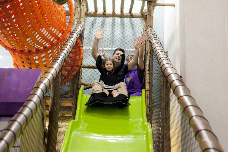 menina no escorregador com o pai, em festa de 4 anos no buffet doce encontro em Americana, São Paulo