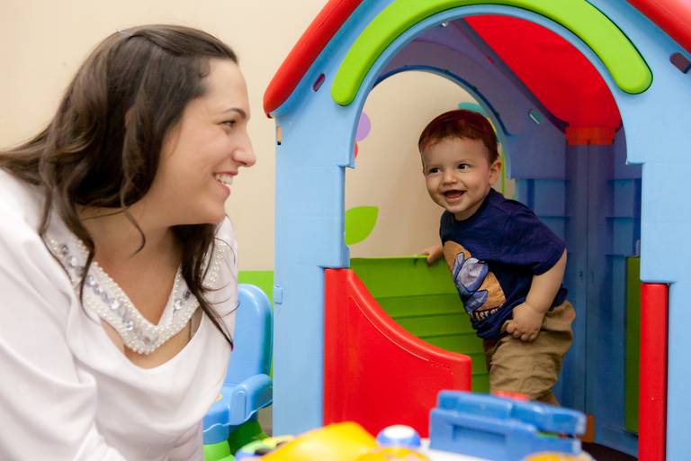 menino brincando com a mãe durante sua festa de 1 ano no Buffet Doce Encontro em Americana, São Paulo
