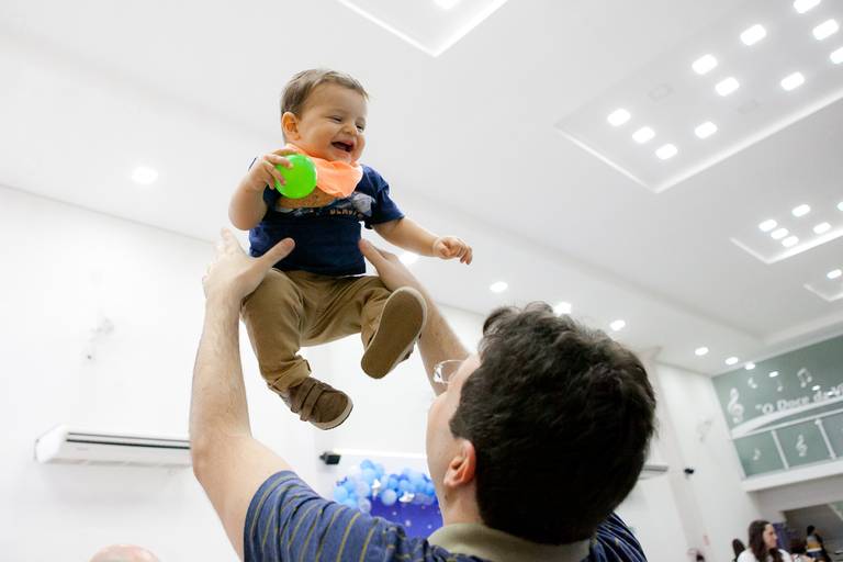 pai jogando menino para o alto em sua festa de 1 ano realizada no Buffet Doce Encontro em Americana, São Paulo