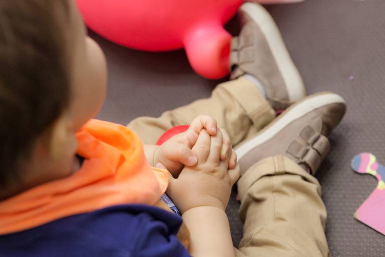 detalhe da mão, festa de aniversário de 1 ano realizado em Americana, no buffet Doce Encontro, Americana, São Paulo 