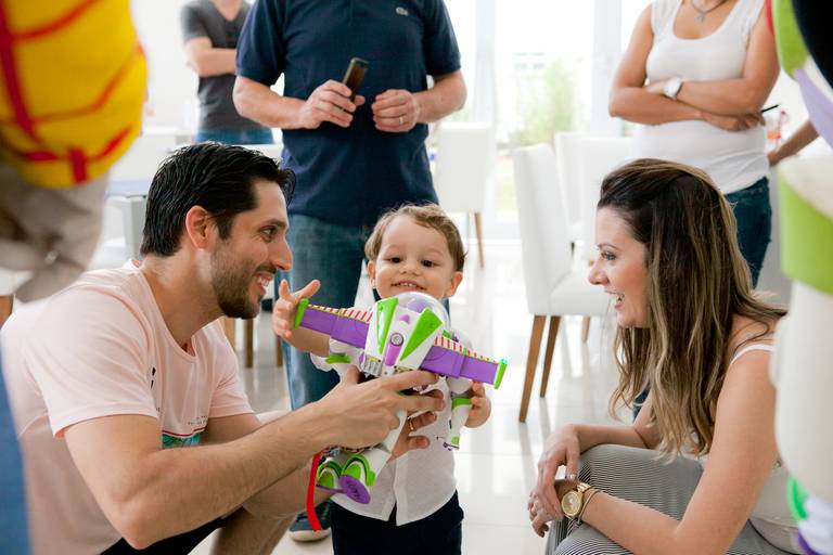 menino brincando com os pais BuzzLightYear em seu aniversário de 2 anos, festa em casa no Morumbi, Zona Sul, São Paulo