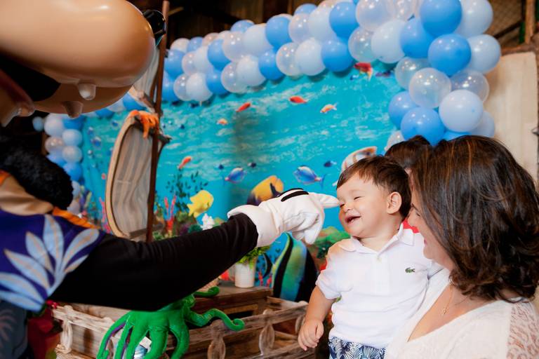 menino brincando com Pateta em seu aniversário de 1 ano realizado no Buffet Espaço Zoe, Tatuapé, Zona Norte, São Paulo.