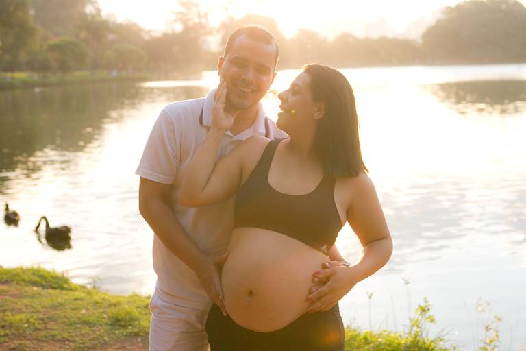 casal num  ensaio de gestante no Parque Ibirapuera em São Paulo 