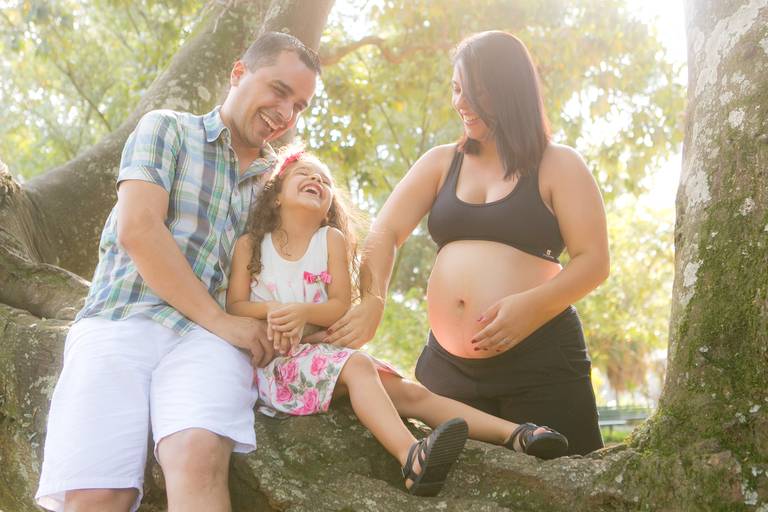 família em ensaio de gestante com filhos no Parque Ibirapuera em São Paulo. 
