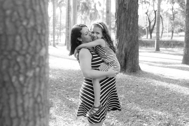 mae e filha em ensaio de gestante com filhos no Parque Ibirapuera em São Paulo. 